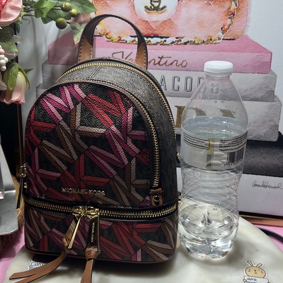 Michael Kors Rhea Zip 
Messenger Backpack Brown
Multi Geometric Pattern NWT - Picture 9 of 17